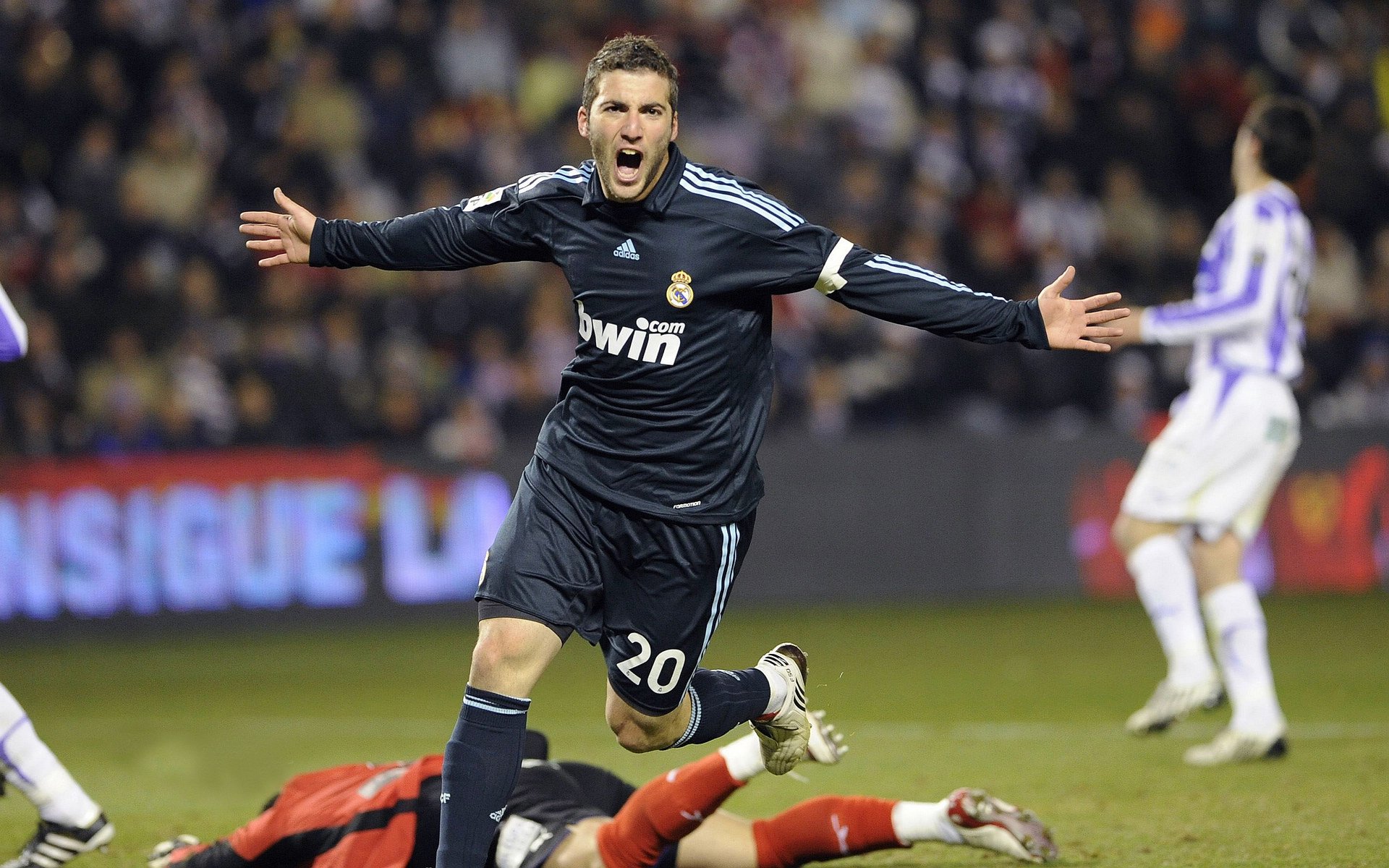 喜从天降！武汉三镇躺着就保级成功了，邓卓翔：不是拼来的不太爽